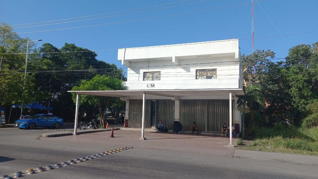 Exterior Playa del Carmen INM office30 at 8.04.17 AM